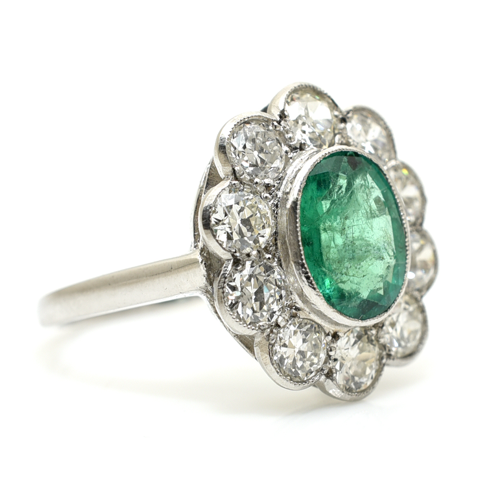 Beautiful Emerald & Diamond Cluster Ring - Image 2