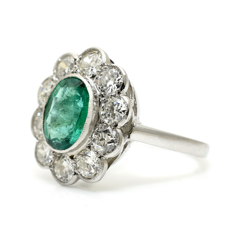 Beautiful Emerald & Diamond Cluster Ring - Image 4