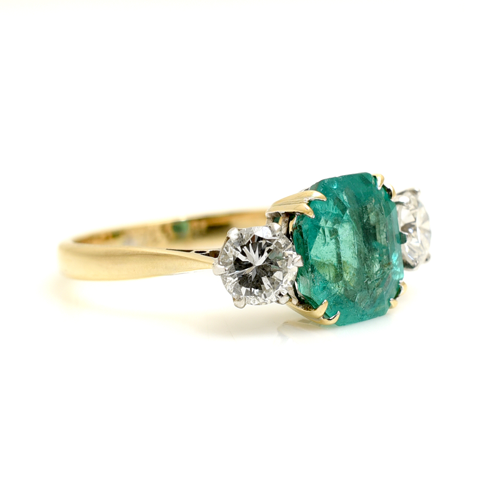 Beautiful Vintage Emerald & Diamond Three Stone Ring - Image 2