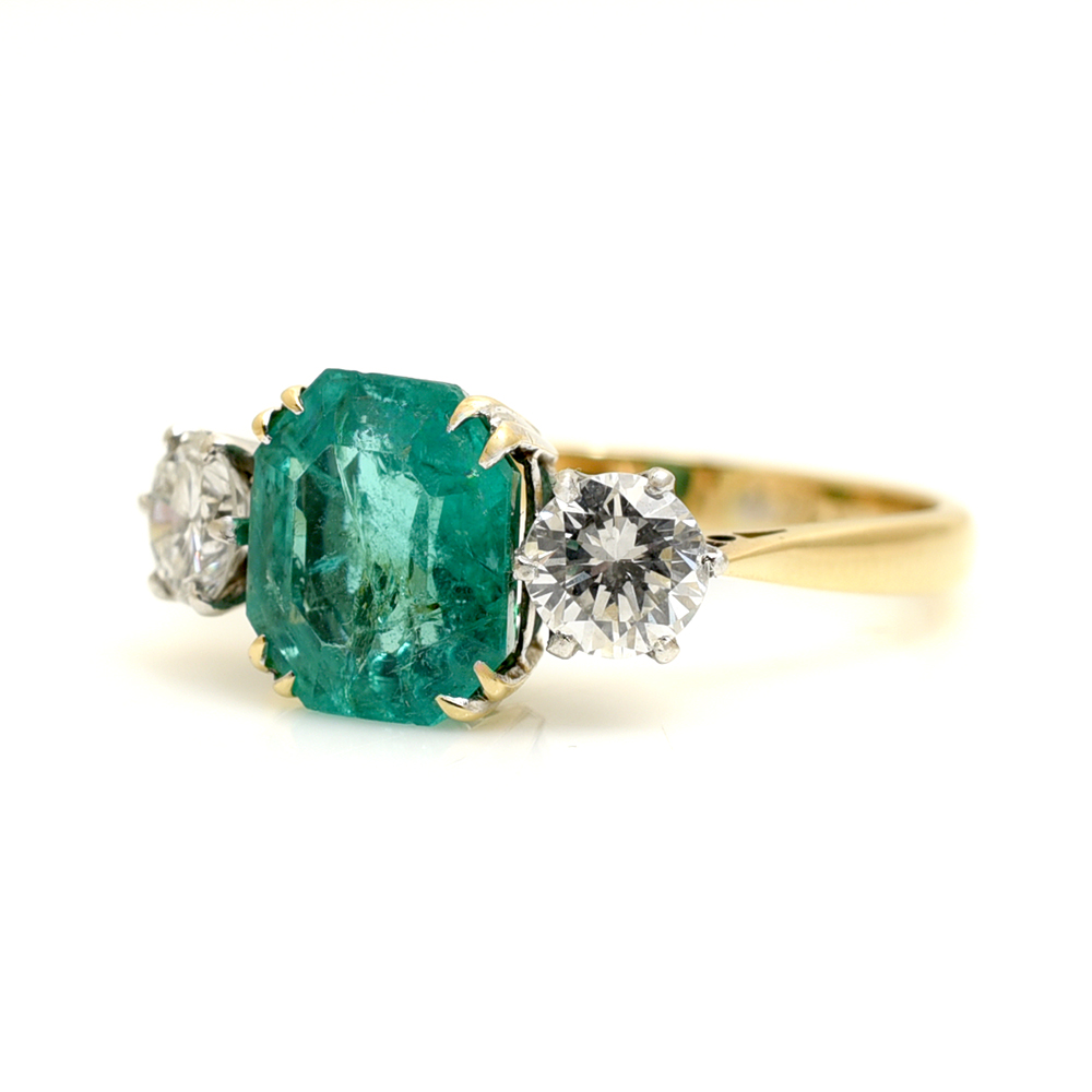 Beautiful Vintage Emerald & Diamond Three Stone Ring - Image 4