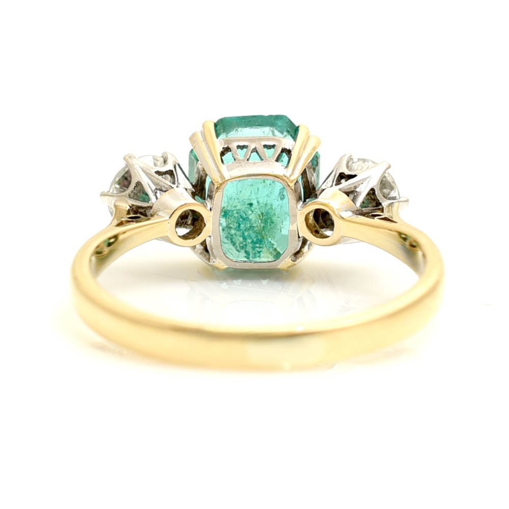 Beautiful Vintage Emerald & Diamond Three Stone Ring - Image 3